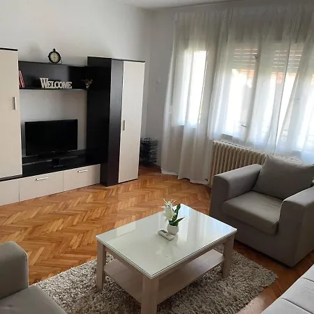 Peaceful And Spacious With Free Parking Apartment