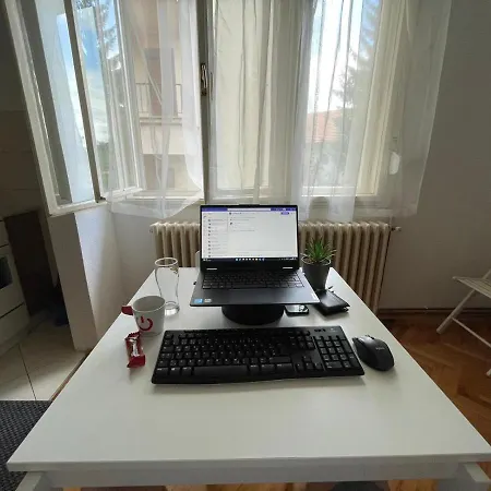 Peaceful And Spacious With Free Parking Apartment *